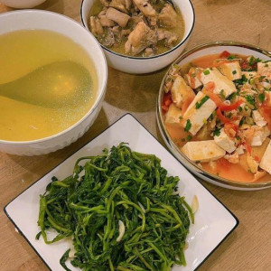 Em cần 1 chị giúp việc nhà cho gia đình em, ở Quận 2, bao ăn ở lương 9 triệu